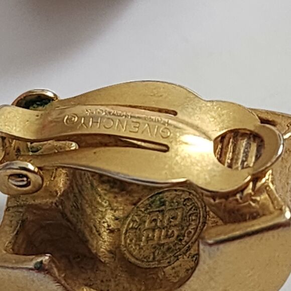 Givenchy Clip Earrings Chunky Door Knocker Oval Faux Pearl Hammered Goldtone VTG - Picture 13 of 14